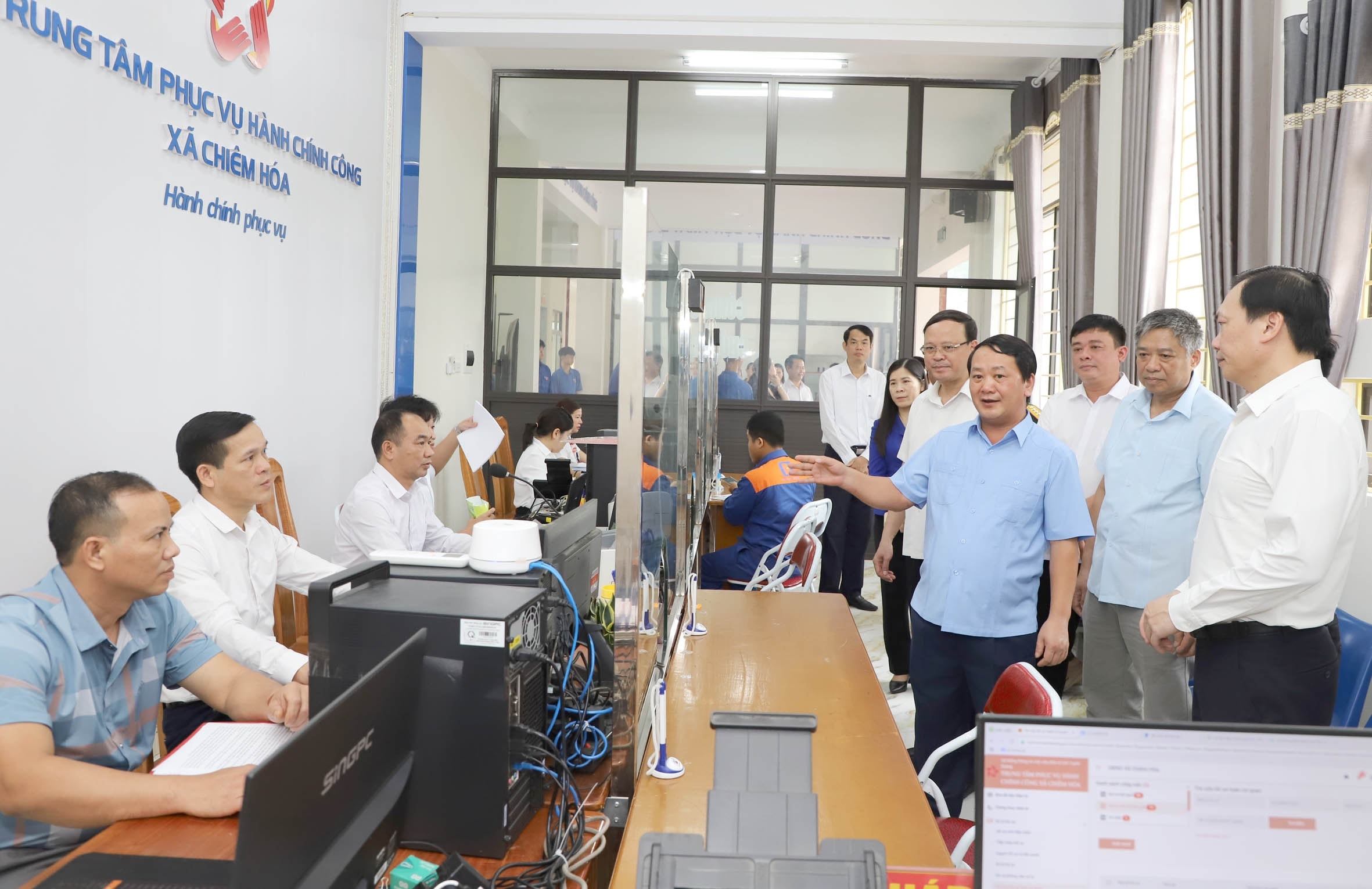 Bí thư Tỉnh ủy Hầu A Lềnh kiểm tra, thăm hỏi, động viên cán bộ, nhân viên Trung tâm phục vụ