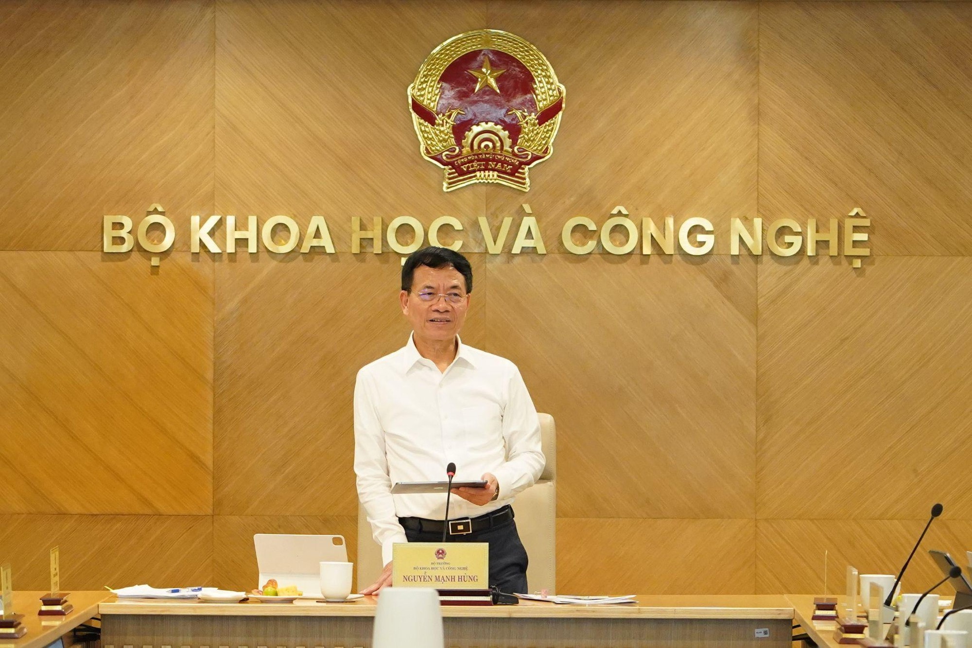 Bộ trưởng Bộ Khoa học và Công nghệ Nguyễn Mạnh Hùng chủ trì Hội nghị. Ảnh Hạ Chi