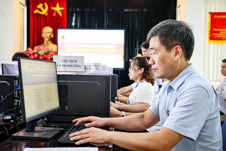 Cán bộ phường Cửa Nam tiếp nhận hồ sơ người dân theo quy trình thử nghiệm mới.