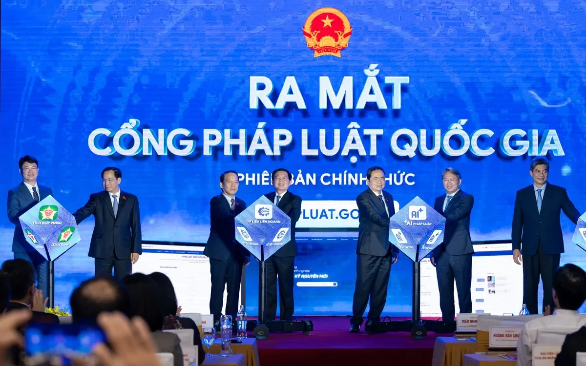 Chủ tịch Quốc hội Trần Thanh Mẫn và các đồng chí lãnh đạo đã thực hiện nghi thức ra mắt Cổng Pháp luật quốc gia, ứng dụng trí tuệ nhân tạo. TTXVN
