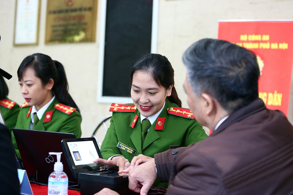 Công an thành phố Hà Nội cấp thẻ căn cước gắn chip cho công dân Ảnh vietnamnet
