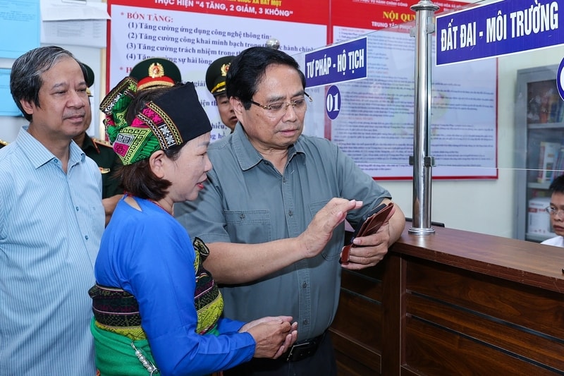 Thủ Thủ tướng Chính phủ kiểm tra chất lượng phục vụ người dân của Trung tâm phục vụ hành chính công xã Bát Mọt. Ảnh VGP.Nhật Bắc