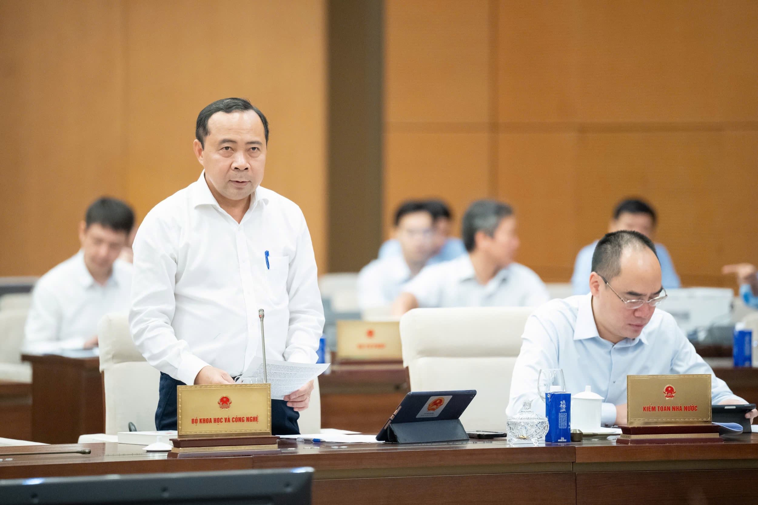 Thứ trưởng Thường trực Bộ Khoa học và Công nghệ Vũ Hải Quân trình bày Tờ trình dự án Luật Chuyển đổi số. Hồ Long (1)