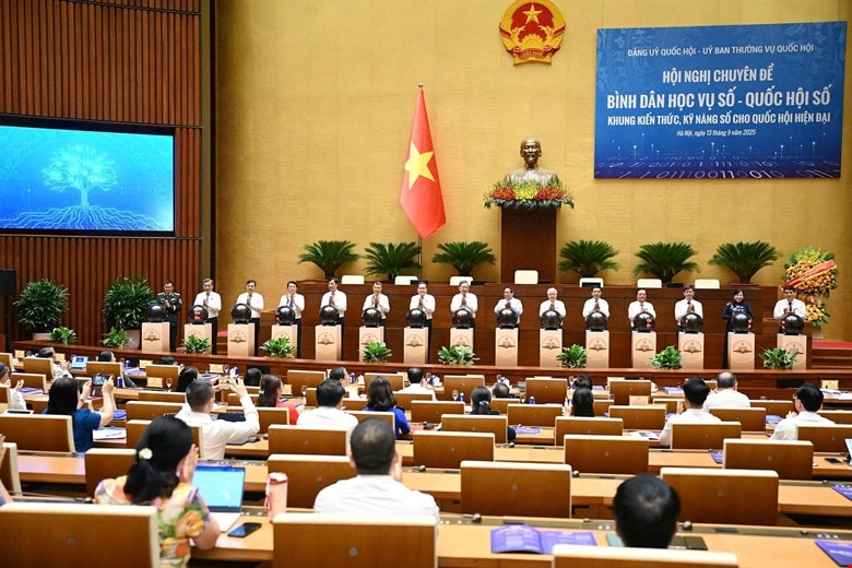 Tổng Bí thư Tô Lâm và các đại biểu bấm nút khai trương nền tảng Bình dân học vụ số - Quốc hội số