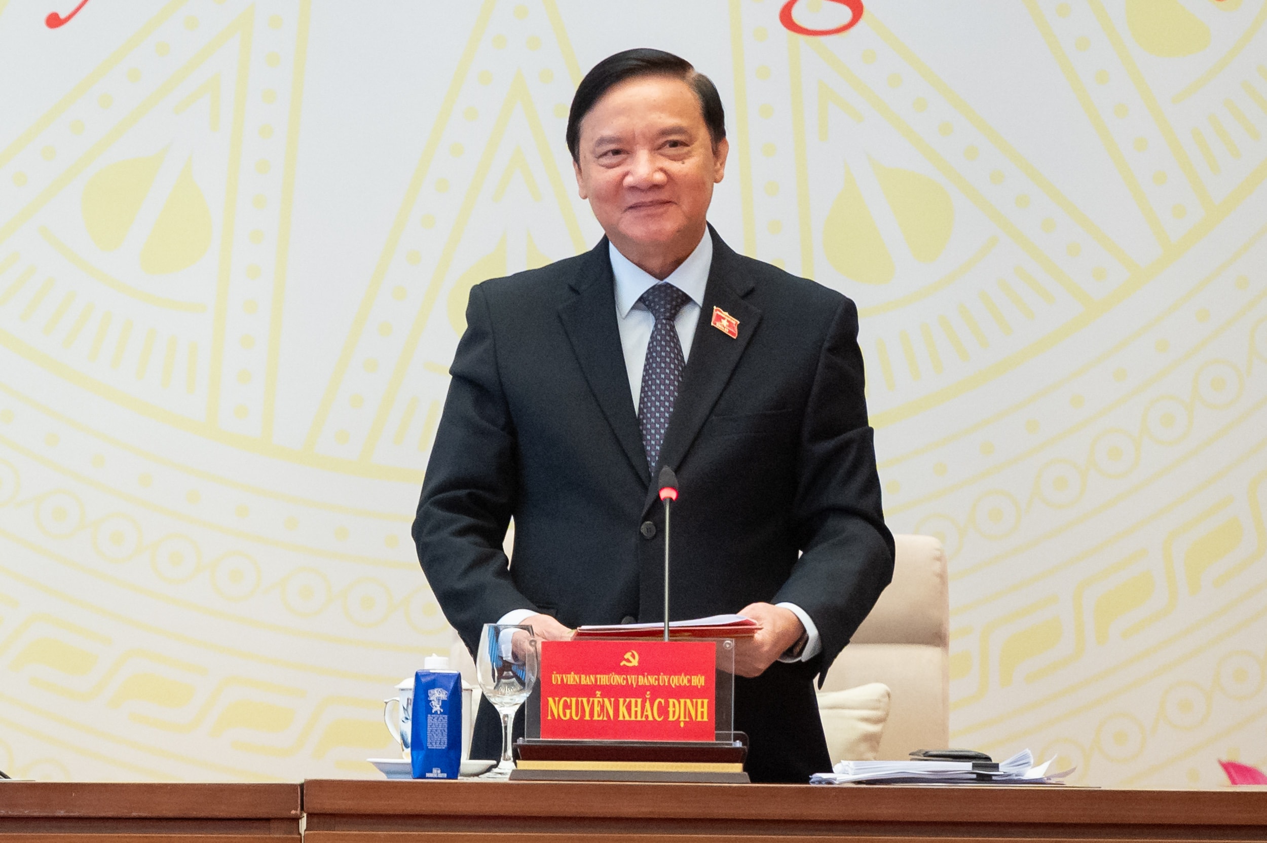 Đồng chí Nguyễn Khắc Định, Ủy viên Ban Chấp hành Trung ương Đảng, Ủy viên Ban Thường vụ Đảng ủy Quốc hội, Phó Chủ tịch Quốc hội - Điều hành Thảo luận, tham luận