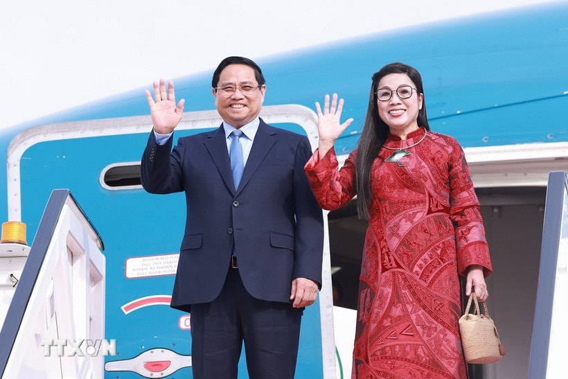 Thủ tướng Phạm Minh Chính cùng Phu nhân bắt đầu chuyến thăm chính thức Kuwait. (Ảnh: Dương Giang/TTXVN)