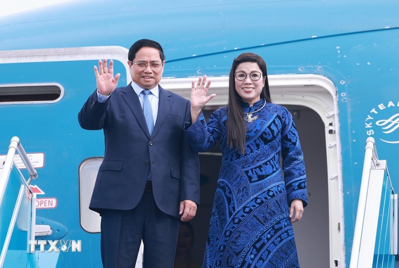 Thủ tướng Phạm Minh Chính cùng Phu nhân Lê Thị Bích Trân rời Hà Nội thăm chính thức Kuwait; Algeria và tham dự Hội nghị Thượng đỉnh G20 tại Nam Phi. (Ảnh: Dương Giang/TTXVN)