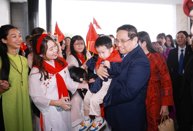 Embassy staff and representatives of the Vietnamese community in Kuwait welcome Prime Minister Pham Minh Chinh and his wife (Photo: VNA) pm-kuwait-arrival-1.jpg
