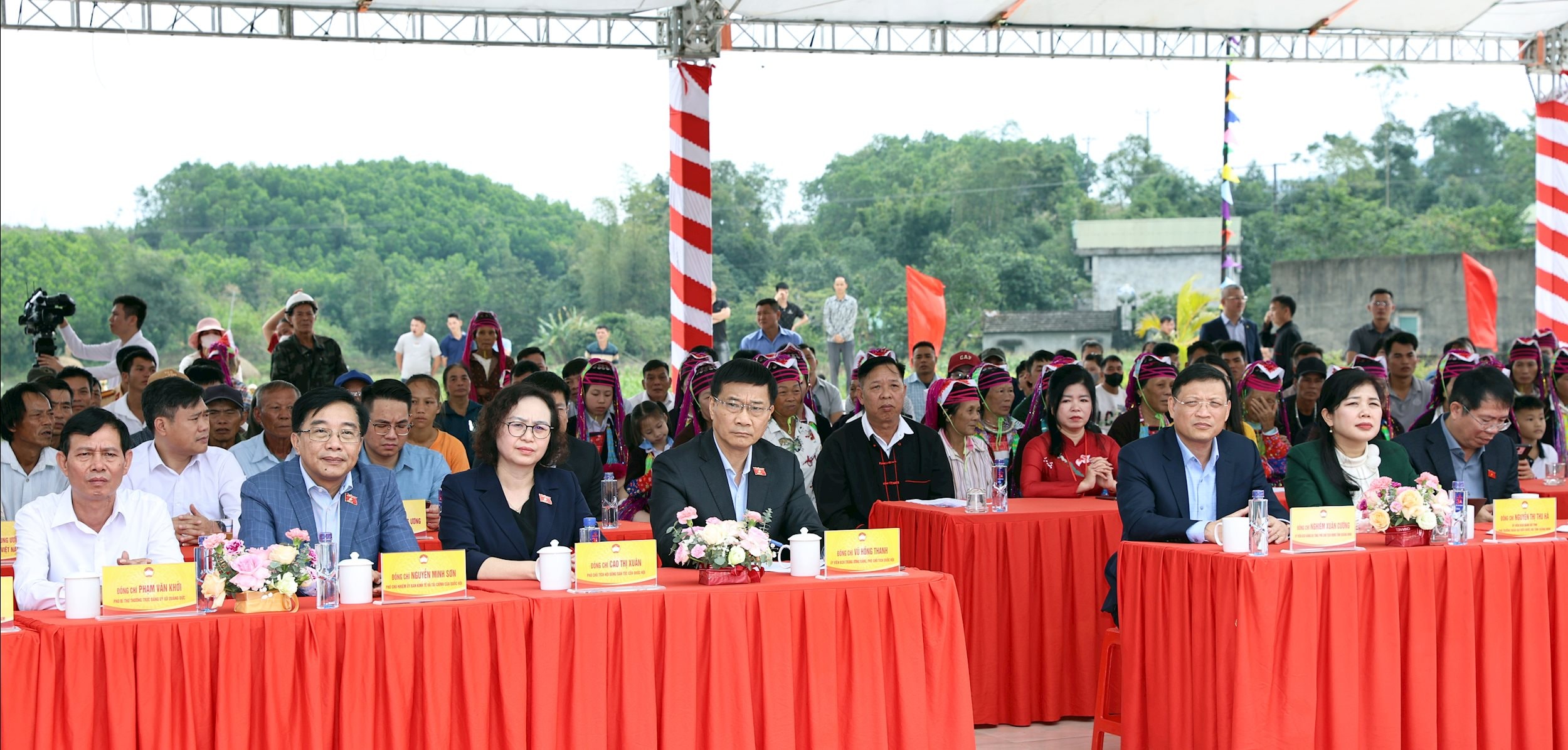 ທ່ານຮອງປະທານສະພາແຫ່ງຊາດ ຫວູຮົ່ງແທ່ງ ໄດ້ເຂົ້າຮ່ວມ ແລະ ແບ່ງປັນຄວາມປິຕິຊົມຊື່ນຂອງວັນມະຫາສາມັກຄີທົ່ວປວງຊົນທັງຊາດ 2025 ຢູ່ເຂດບ້ານໄຜ່ເຟືອງ, ເມືອງນາລີ, ຕາແສງຕິງອາ, ເມືອງມາເທືອເຟ, ຕາແສງ ກວາງດຶກ, ແຂວງ ກວາງນິງ (1)