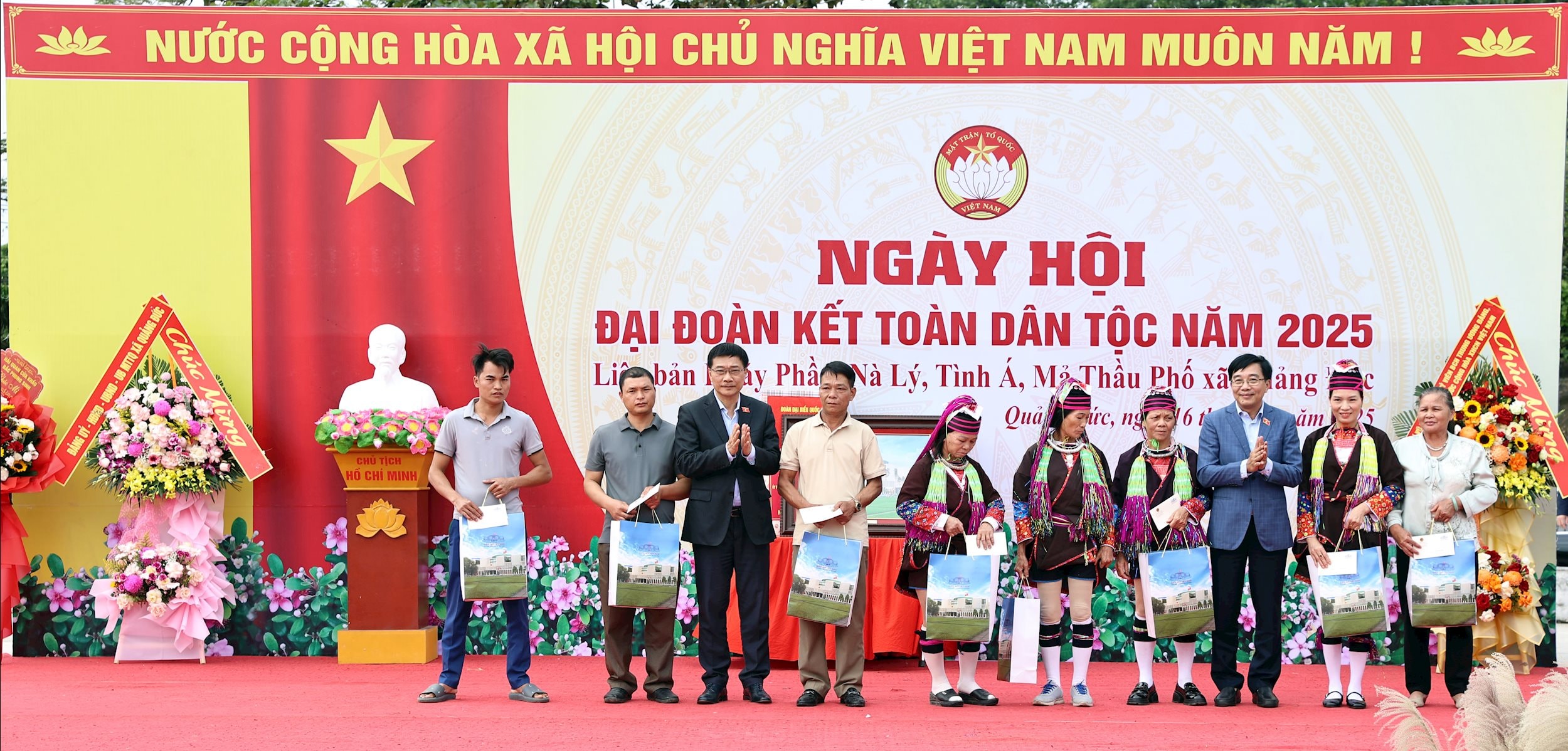 ທ່ານຮອງປະທານສະພາແຫ່ງຊາດ ຫວູຮົ່ງແທ່ງ ໄດ້ມອບຂອງຂວັນໃຫ້ບັນດາຄອບຄົວດີເດັ່ນ ແລະ ມອບທີ່ດິນເພື່ອເປີດເສັ້ນທາງຢູ່ຕາແສງ ກວາງດຶກ, ແຂວງ ກວາງນິງ.