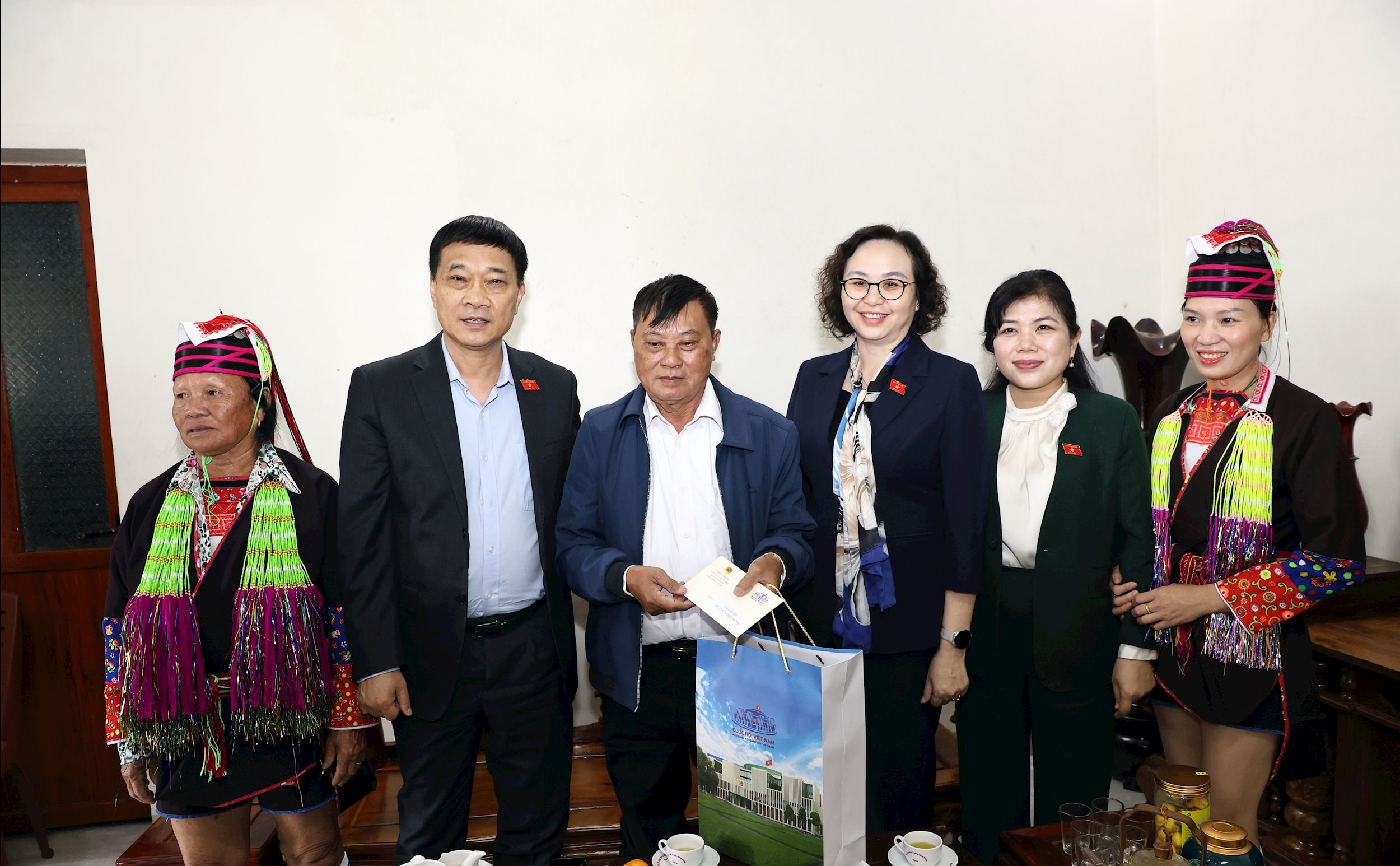 ທ່ານຮອງປະທານສະພາແຫ່ງຊາດ ຫວູຮົ່ງແທ່ງ ໄດ້ລົງຢ້ຽມຢາມ ແລະ ມອບຂອງຂວັນໃຫ້ຄອບຄົວອະດີດສະມາຊິກສະພາແຫ່ງຊາດ ຊຸດທີ 7, ຜູ້ຕາງໜ້າຜູ້ມີກຽດສັກສີ, ທ່ານ ຝູຮັ່ງເຍີນ ຢູ່ຕາແສງ ກວາງດຶກ, ແຂວງ ກວາງນິງ.