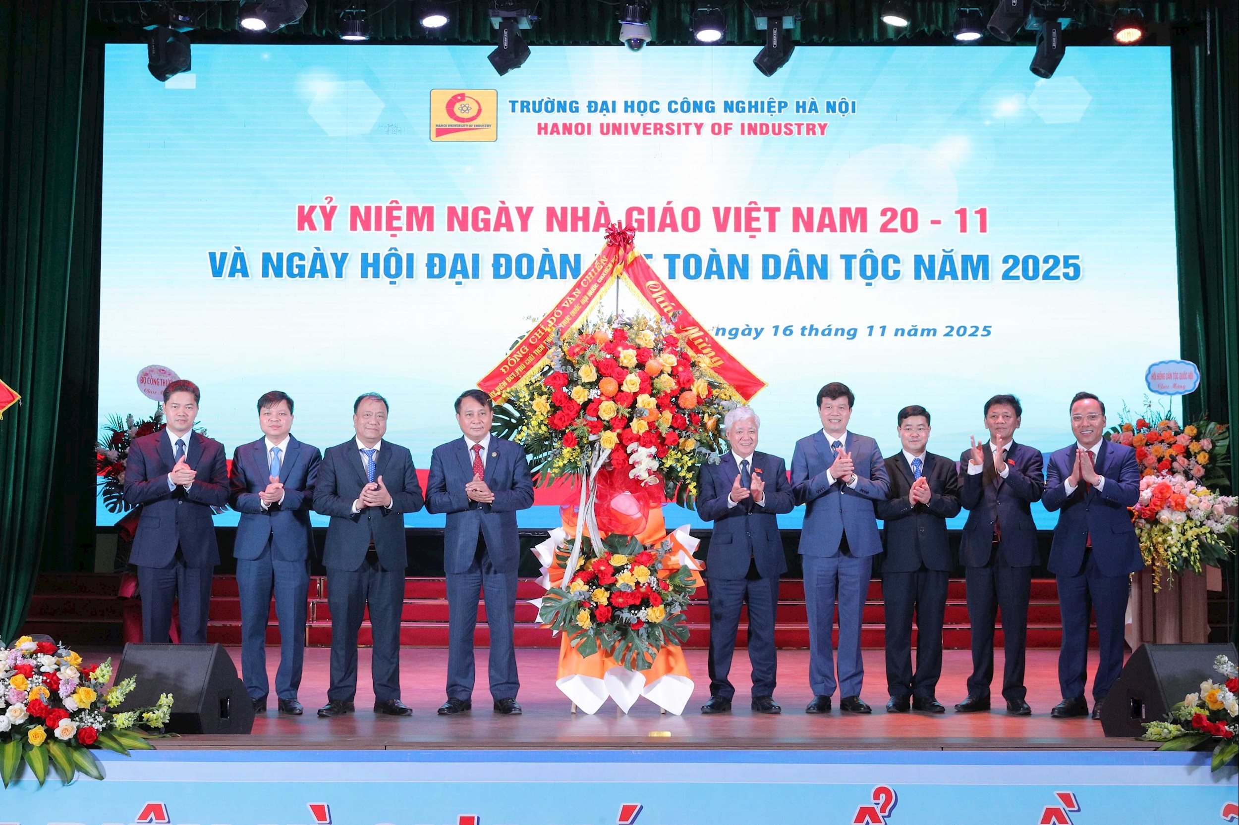 អនុប្រធានអចិន្ត្រៃយ៍រដ្ឋសភា លោក Do Van Chien ជូនកន្ត្រកផ្កាដល់សាកលវិទ្យាល័យឧស្សាហកម្មហាណូយ។