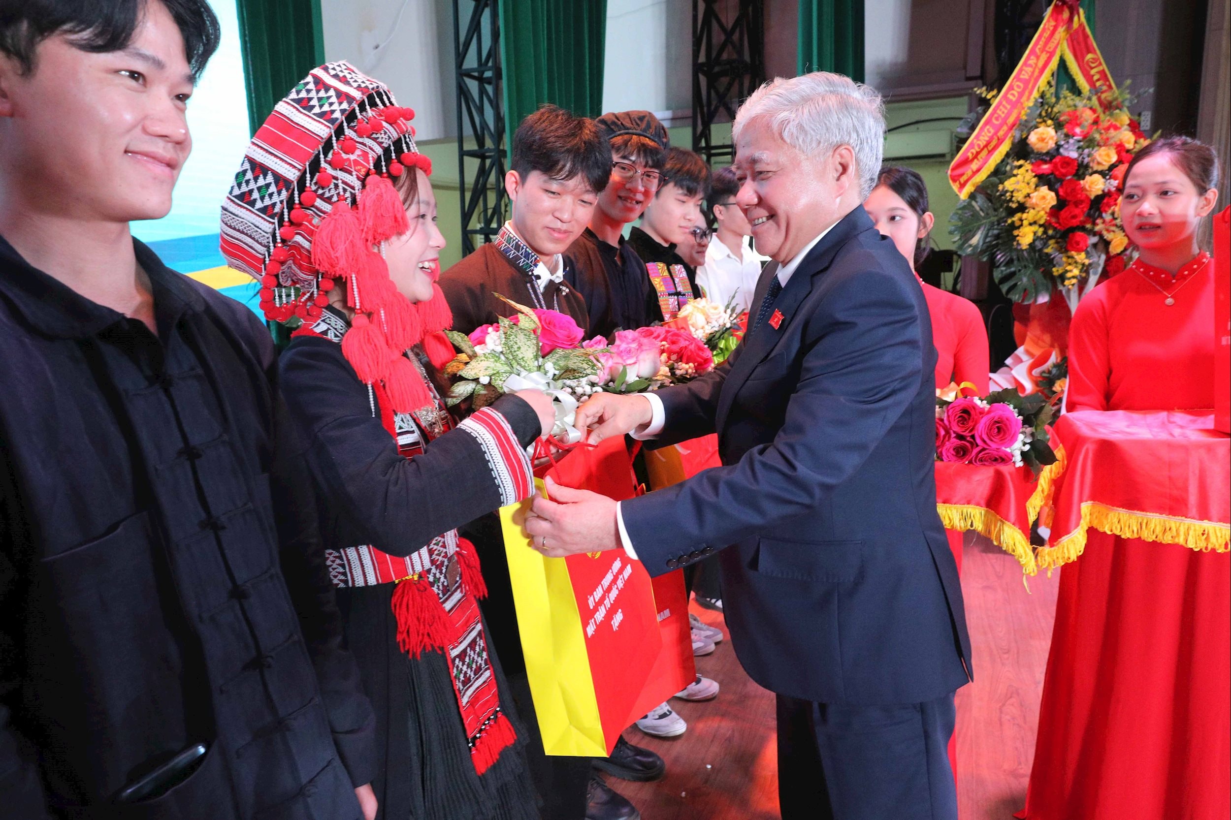 អនុប្រធានអចិន្ត្រៃយ៍រដ្ឋសភា Do Van Chien ជូនអំណោយដល់និស្សិតជនជាតិភាគតិច