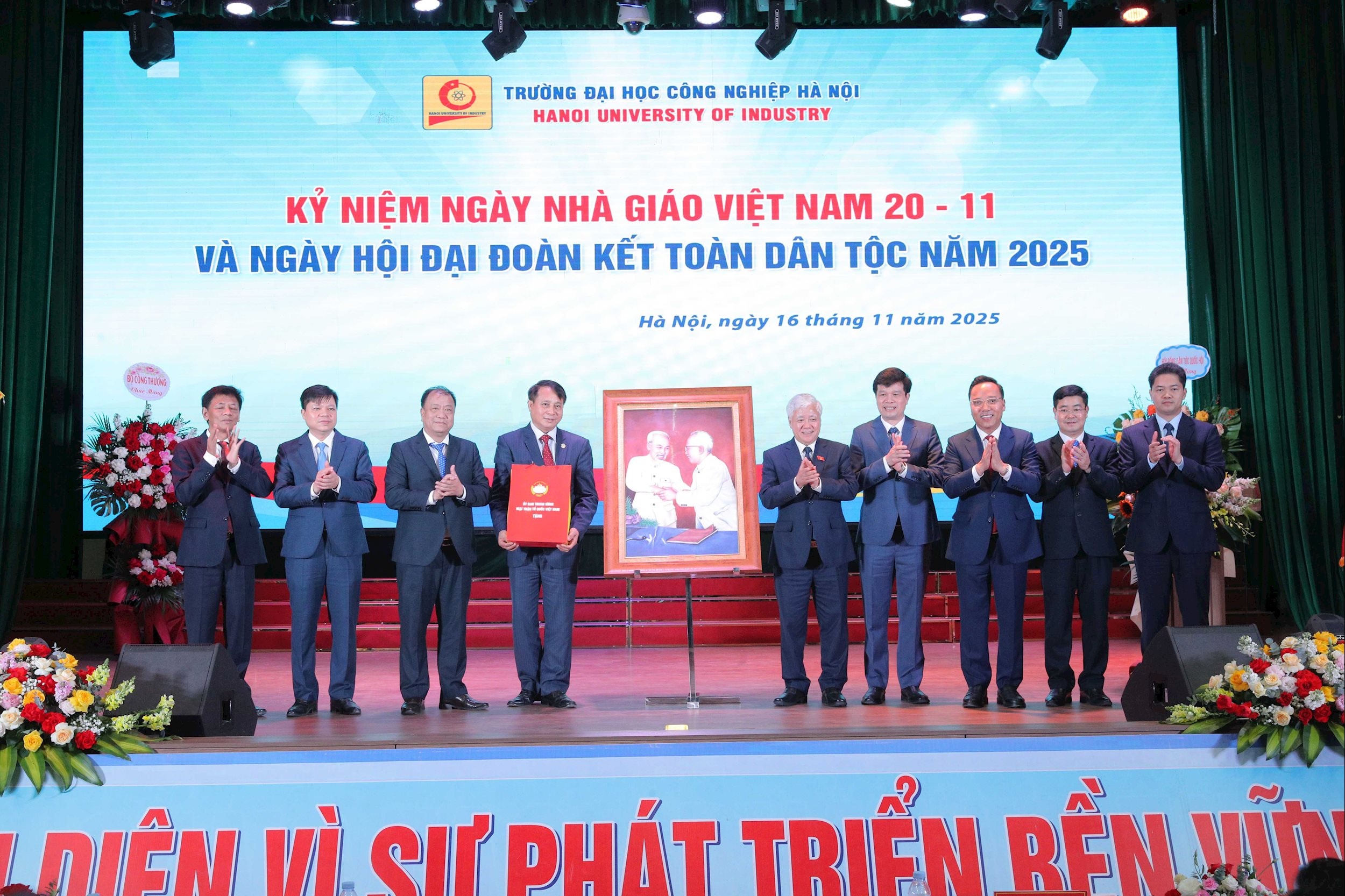 អនុប្រធានអចិន្ត្រៃយ៍នៃរដ្ឋសភា លោក Do Van Chien ប្រគល់ផ្ទាំងគំនូរអនុស្សាវរីយ៍ដល់សាកលវិទ្យាល័យឧស្សាហកម្មហាណូយ