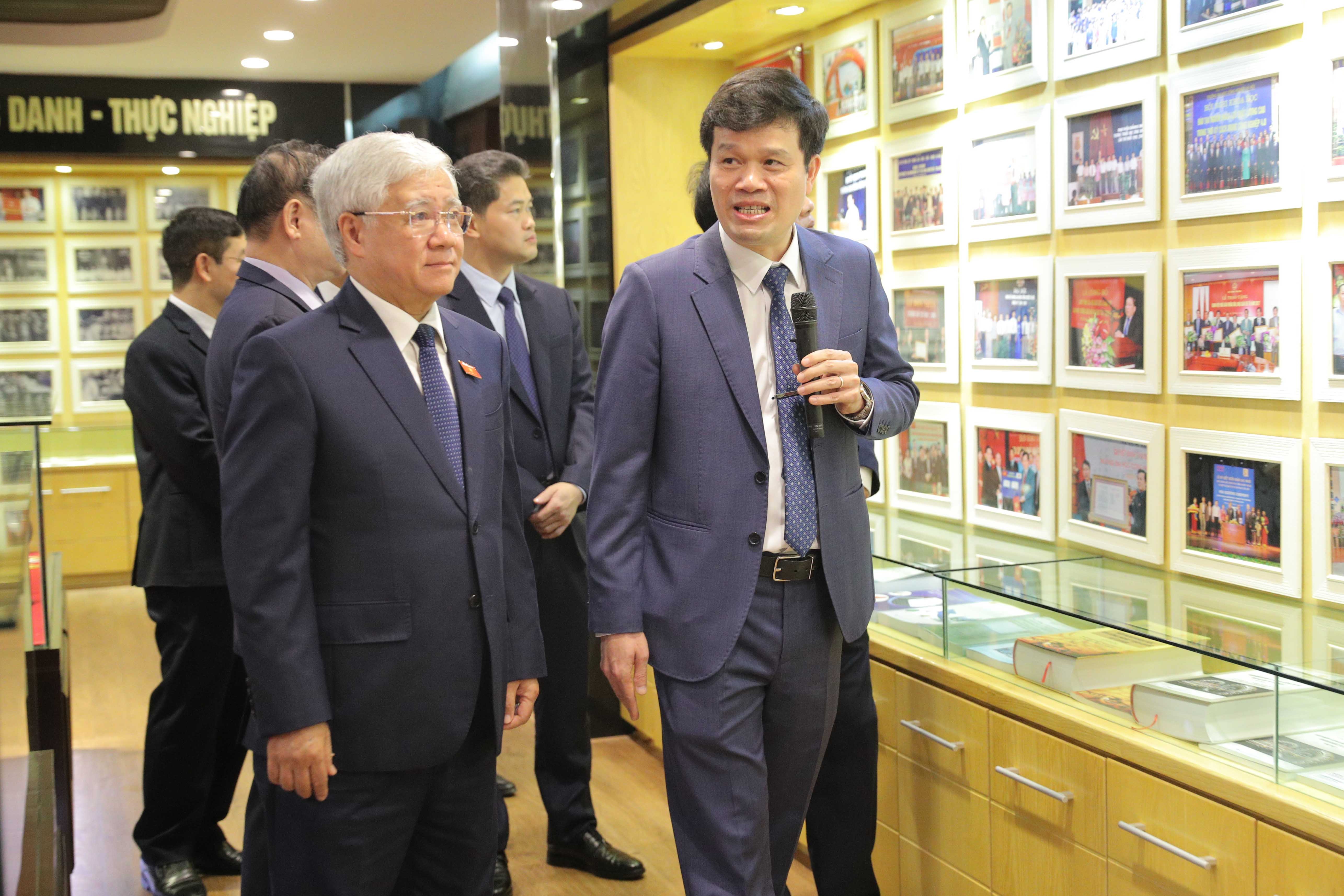 អនុប្រធានអចិន្ត្រៃយ៍រដ្ឋសភាលោក Do Van Chien ទស្សនាបន្ទប់ប្រពៃណីនៃសាកលវិទ្យាល័យឧស្សាហកម្ម