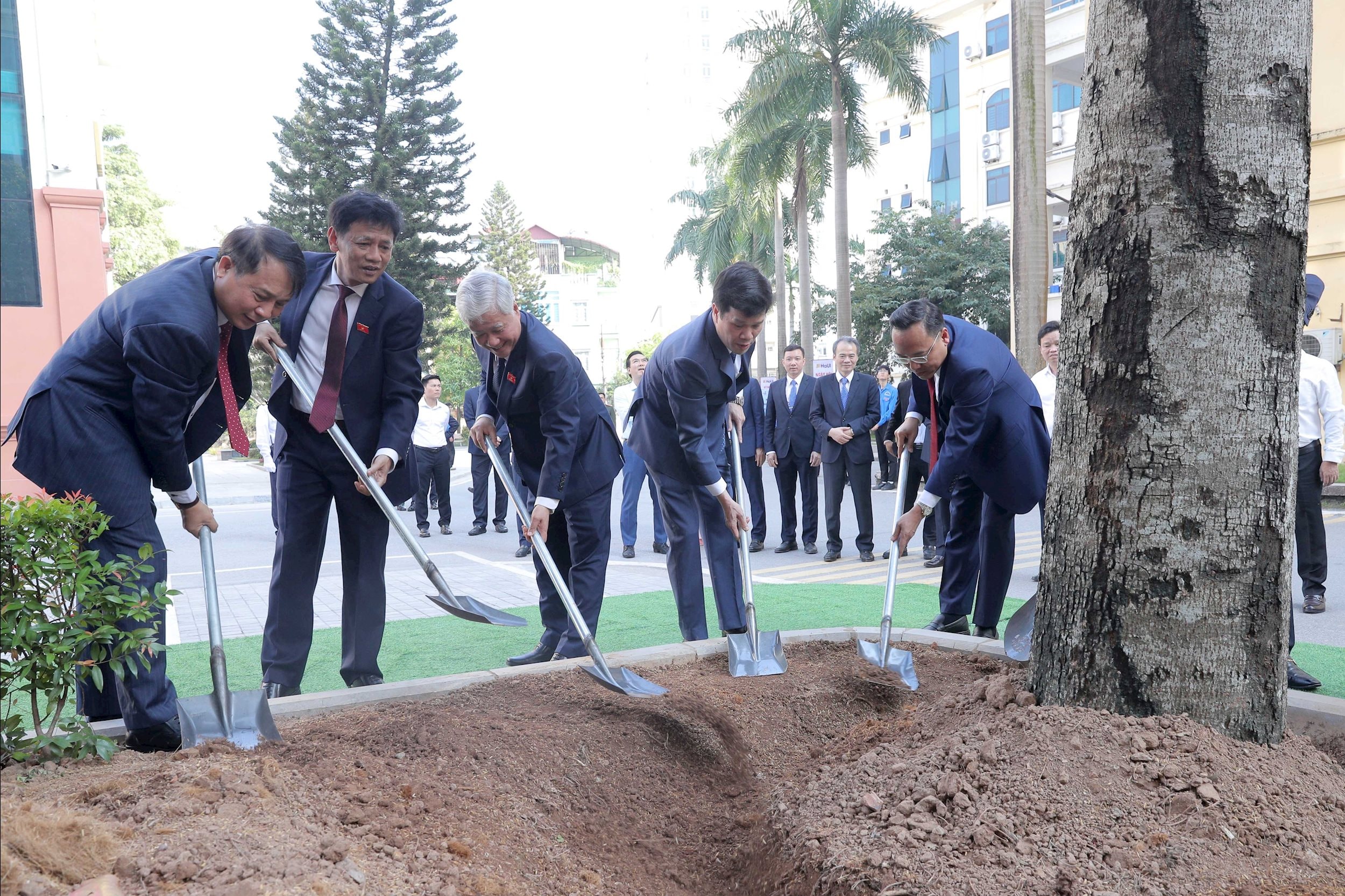 អនុប្រធានអចិន្ត្រៃយ៍នៃរដ្ឋសភា លោក Do Van Chien ដាំដើមឈើ Ky Lan នៅសាកលវិទ្យាល័យឧស្សាហកម្ម ១។