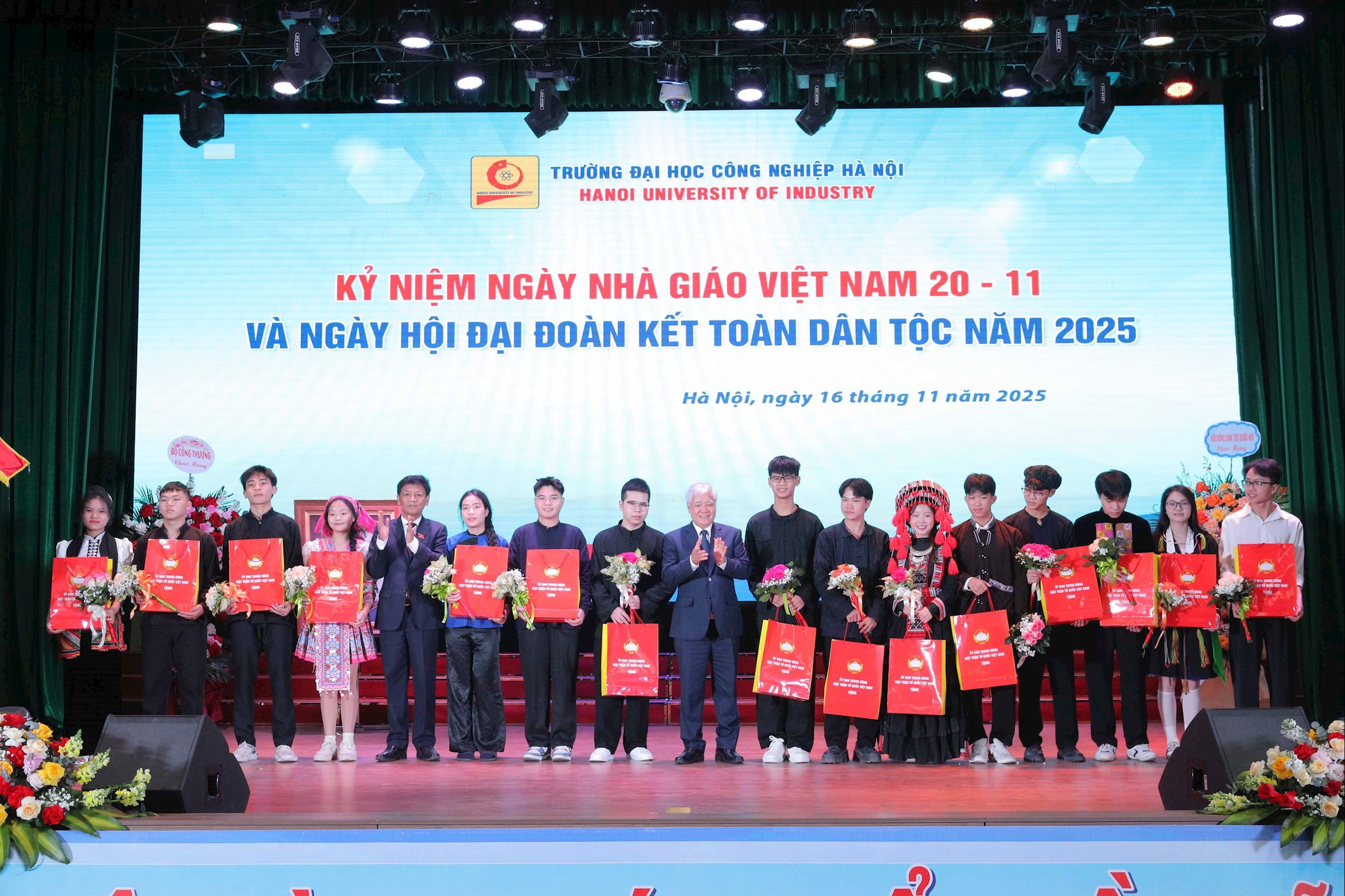 អនុប្រធានអចិន្ត្រៃយ៍រដ្ឋសភា លោក Do Van Chien និងប្រធានក្រុមប្រឹក្សាជនជាតិភាគតិច Lam Van Man ជូនអំណោយដល់និស្សិតជនជាតិភាគតិច។