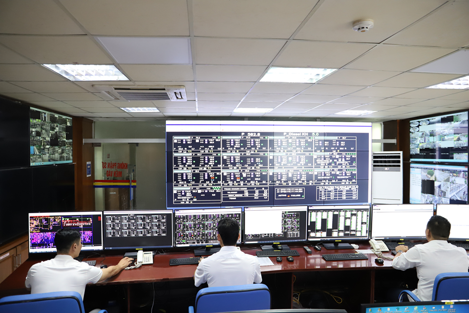 1 Các Trung tâm điều khiển xa với công nghệ hiện đại tại Công ty Điện lực Phú Thọ. Ảnh NPC