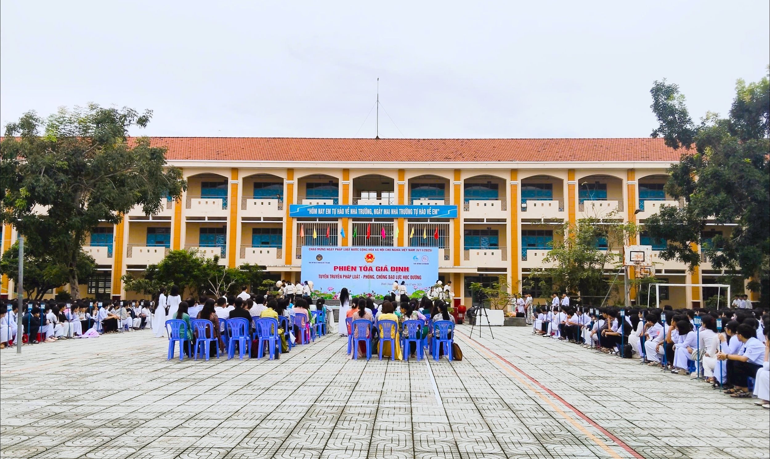 Toàn cảnh phiên tòa giả định sáng 17/11/2025 tại Trường THPT Bình Chánh (TP. Hồ Chí Minh)