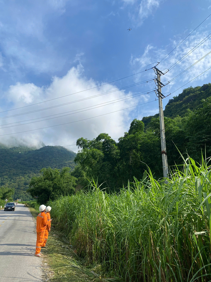 2 Cán bộ công nhân viên của Công ty Điện lực Phú Thọ ứng dụng UAV trong công tác kiểm tra lưới điện. Ảnh NPC