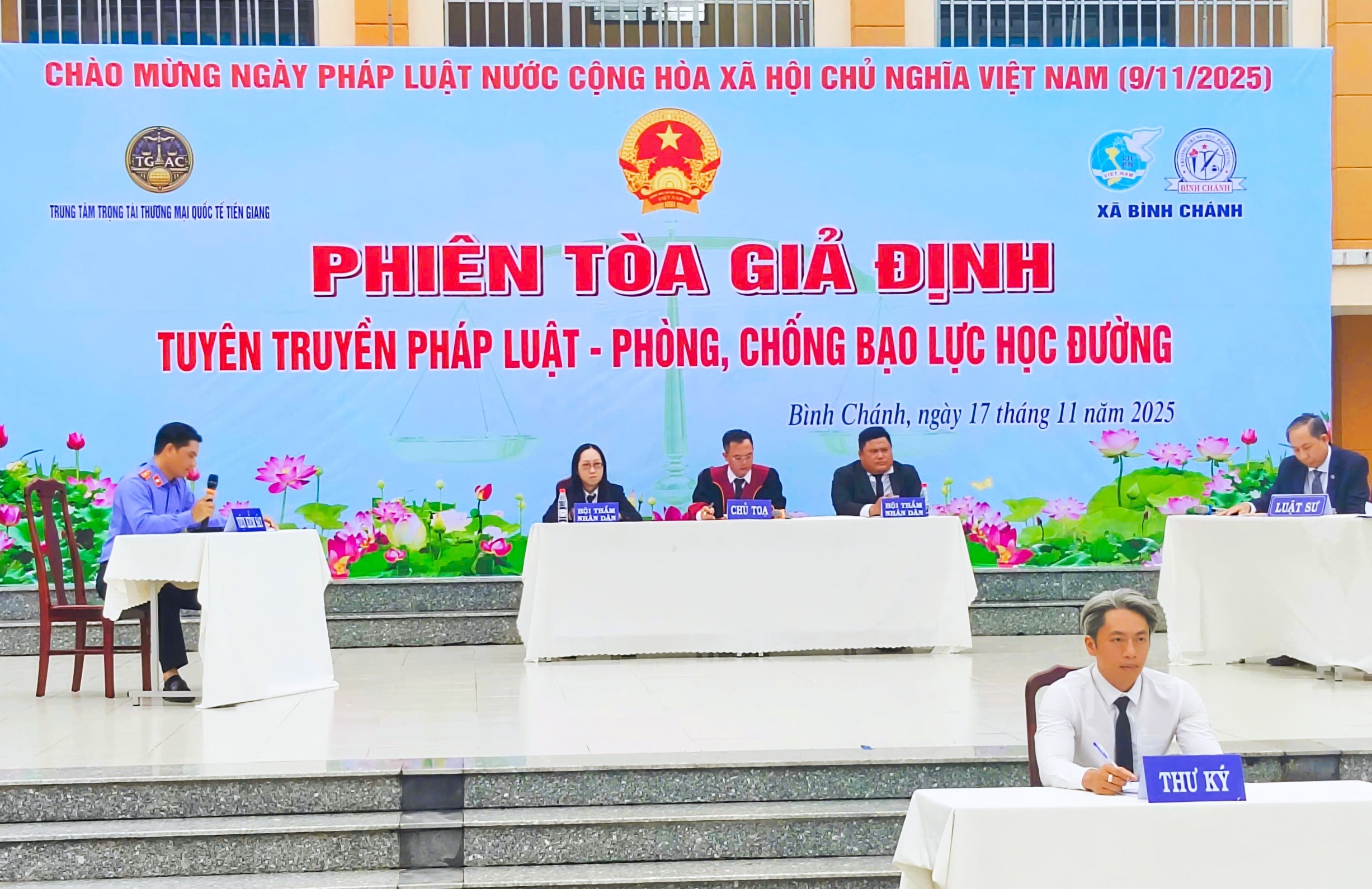 Toàn cảnh phiên tòa giả định sáng 17/11/2025 tại Trường THPT Bình Chánh (TP. Hồ Chí Minh)