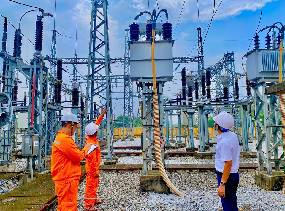 3 Cán bộ công nhân viên của Công ty Điện lực Phú Thọ tăng cường công tác kiểm tra, bảo trì lưới điện. Ảnh NPC