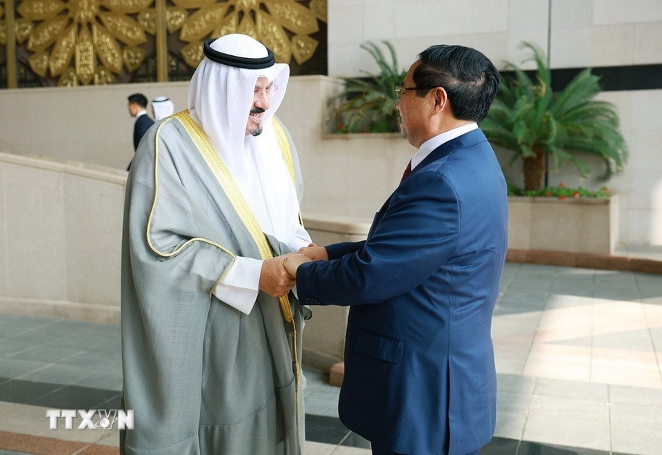 Thủ tướng Nhà nước Kuwait Sheikh Ahmad Abdullah Al-Ahmad Al Sabah đón Thủ tướng Phạm Minh Chính thăm chính thức Kuwait. (Ảnh: Dương Giang/TTXVN)