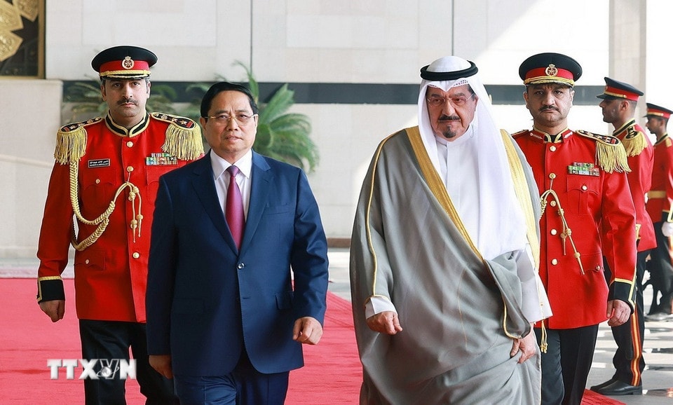 Thủ tướng Phạm Minh Chính và Thủ tướng Nhà nước Kuwait Sheikh Ahmad Abdullah Al-Ahmad Al Sabah duyệt đội danh dự. (Ảnh: Dương Giang/TTXVN)