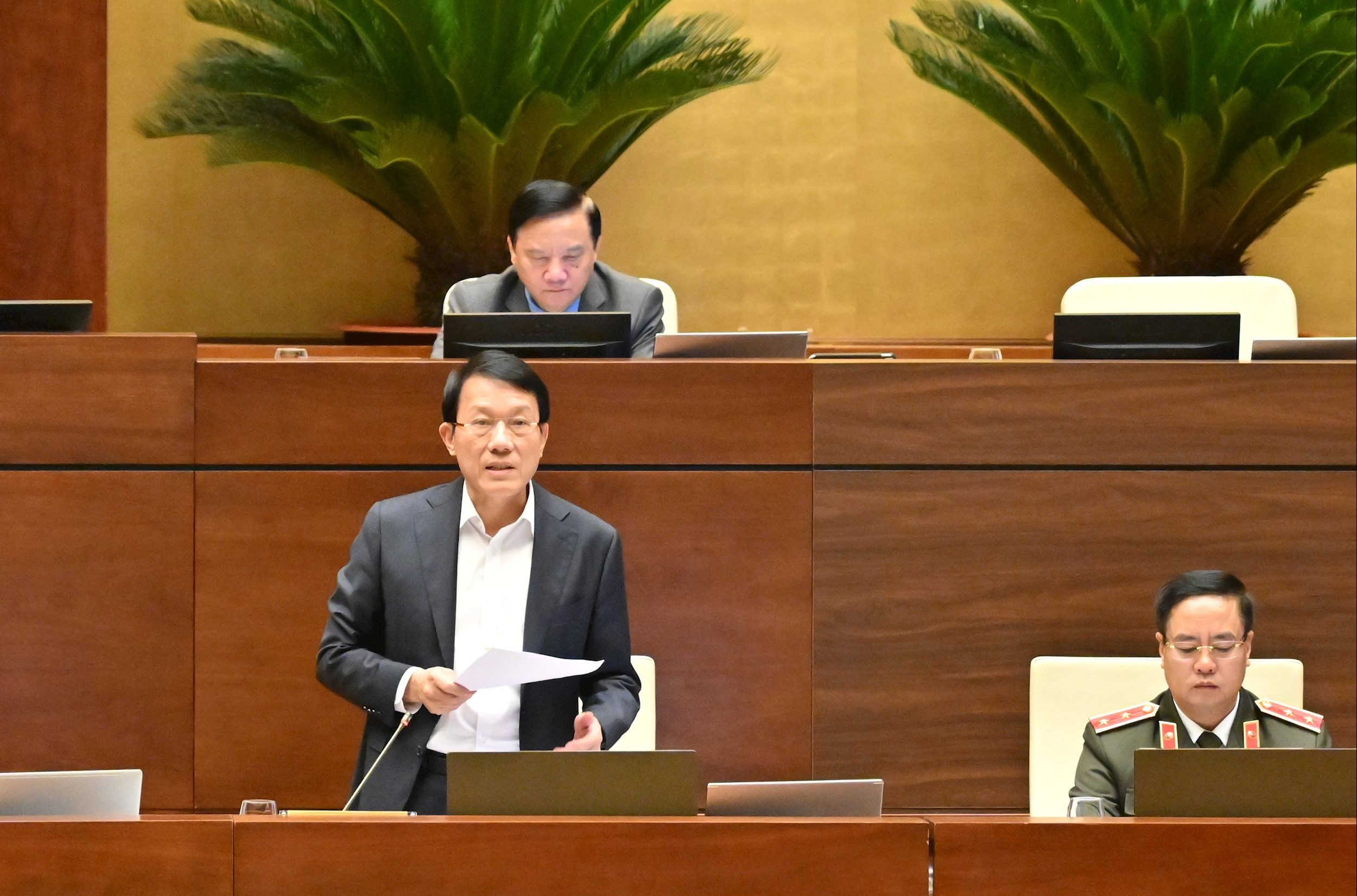 Bộ trưởng Bộ Công an Lương Tam Quang giải trình, làm rõ một số vấn đề ĐBQH nêuVQK_3145