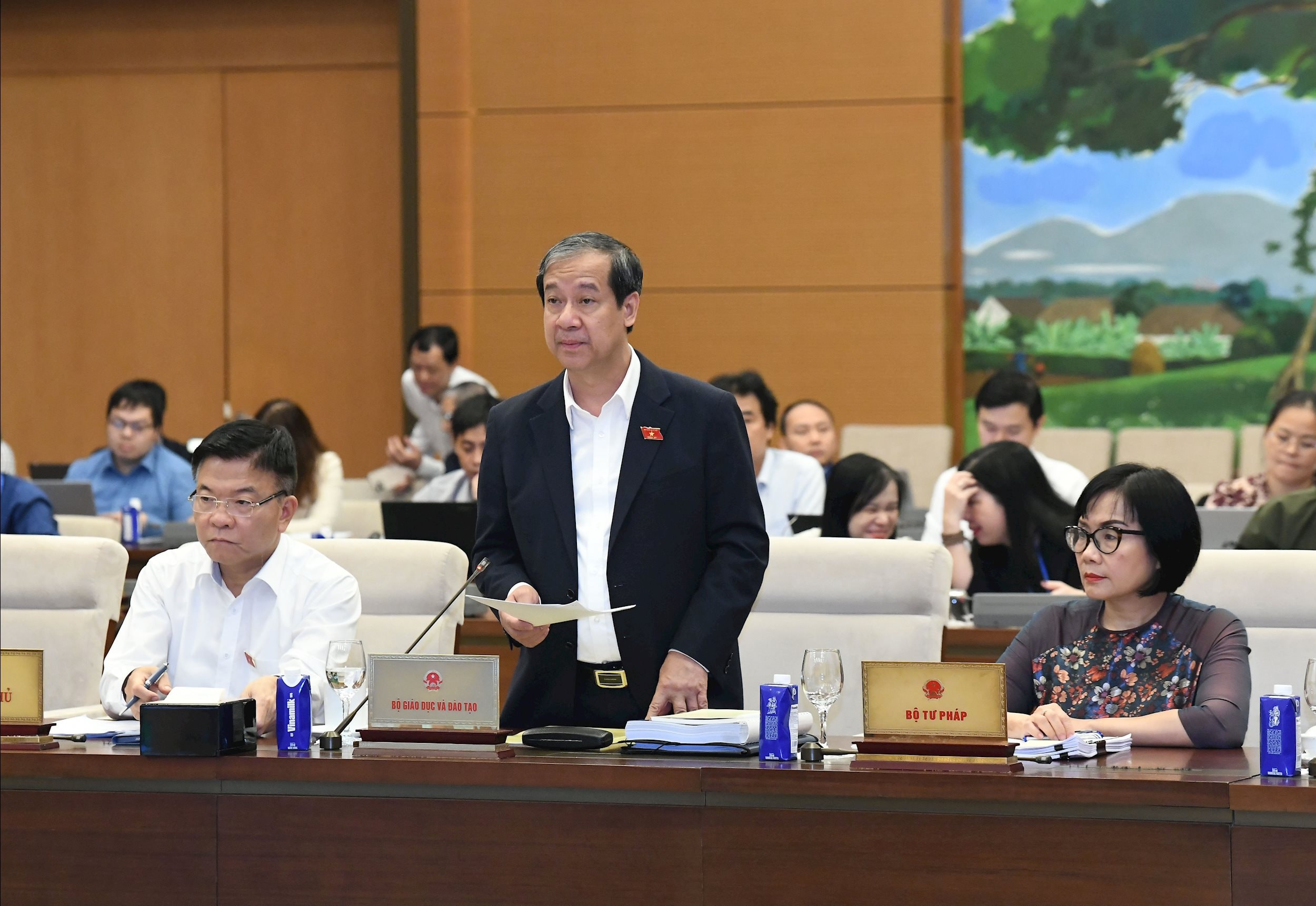 Міністр освіти та навчання Нгуєн Кім Сон представив короткий виклад доповіді.