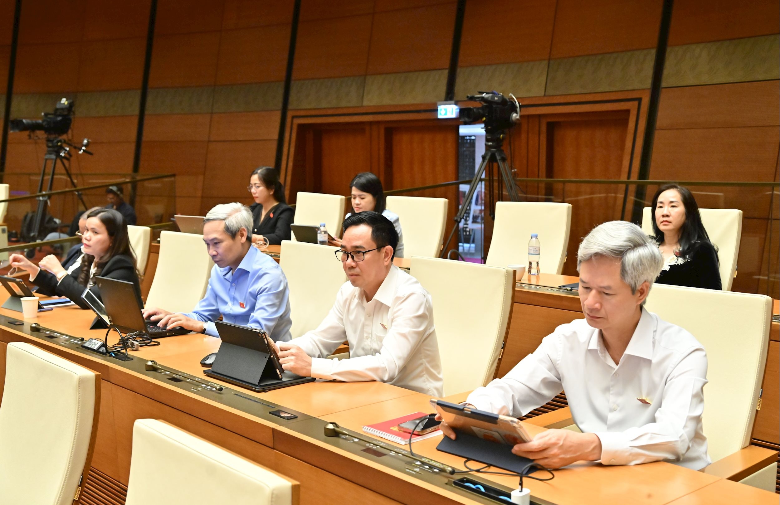 Các đại biểu tại phiên họpVQK_3024