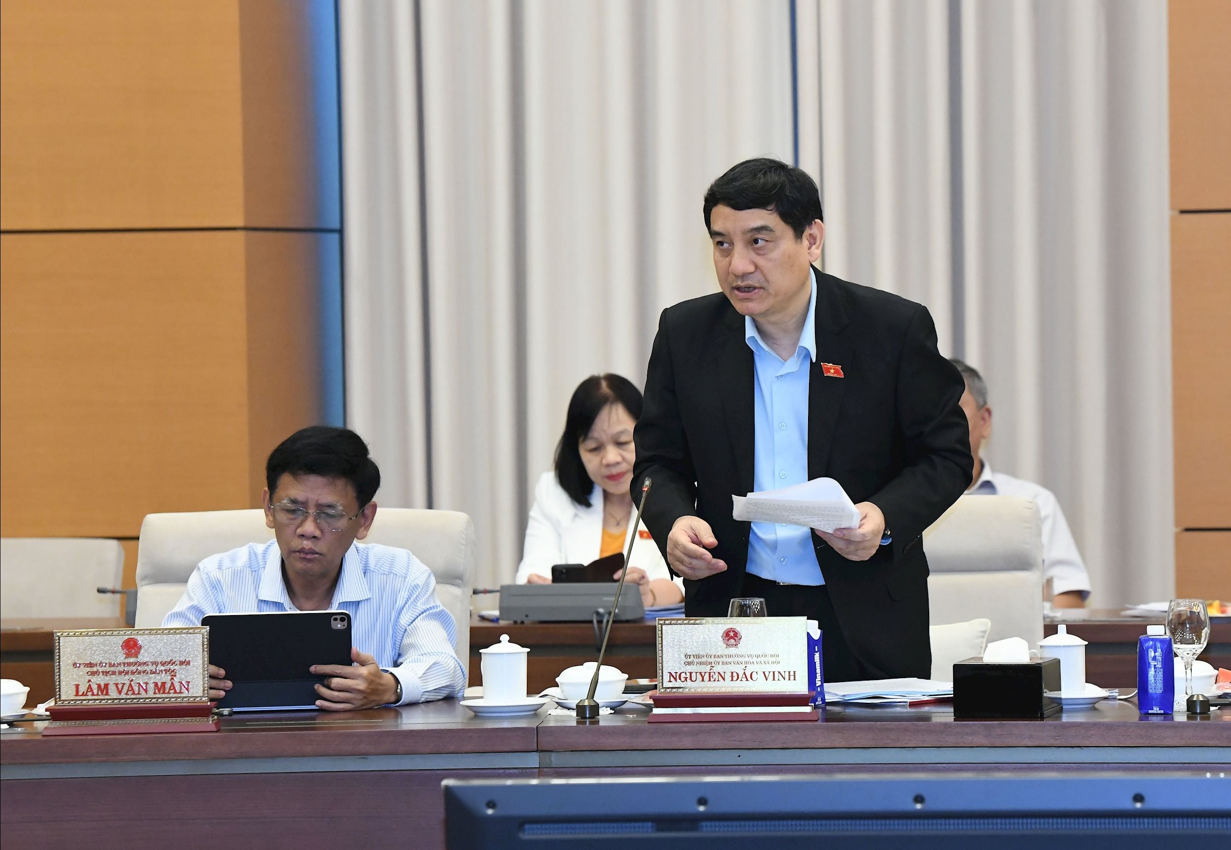 Голова Комітету з питань культури та суспільства Нгуєн Дак Вінь представив звіт про перевірку.