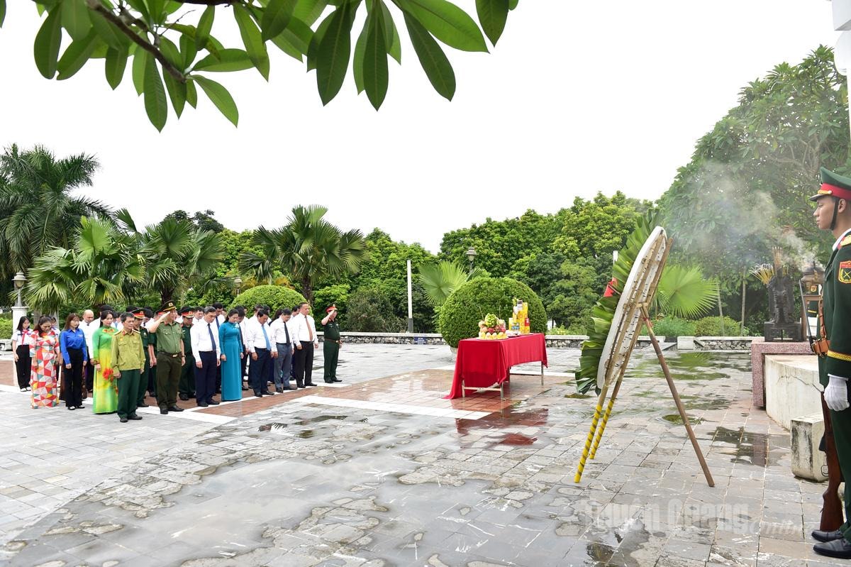 Đoàn đại biểu tỉnh dâng hương tưởng nhớ các Anh hùng liệt sĩ.