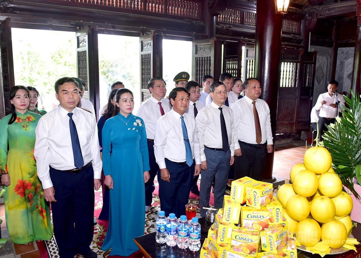 Đoàn đại biểu Tỉnh ủy, HĐND, UBND, Ủy ban MTTQ, Đoàn ĐBQH tỉnh Tuyên Quang dâng hương tưởng nhớ Chủ tịch Hồ Chí Minh