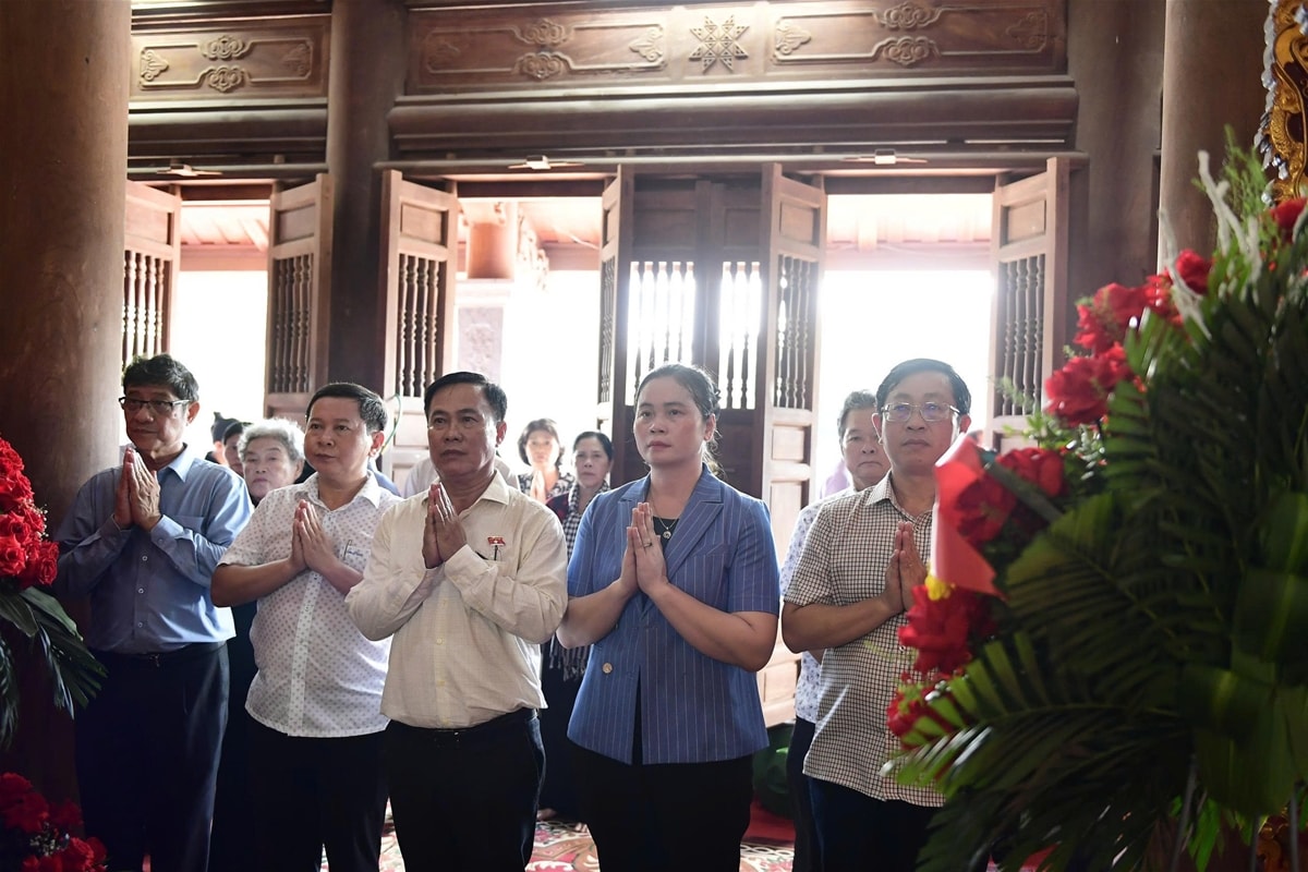 Đoàn ĐBQH các tỉnh Cà Mau, Lâm Đồng, Đồng Tháp dâng hương tại Đền thờ Bác Hồ.