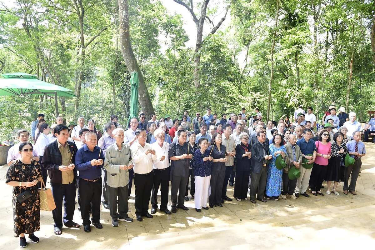 Đoàn ĐBQH các tỉnh Lâm Đồng, Cà Mau, Đồng Tháp dâng hương tại lán Nà Nưa.