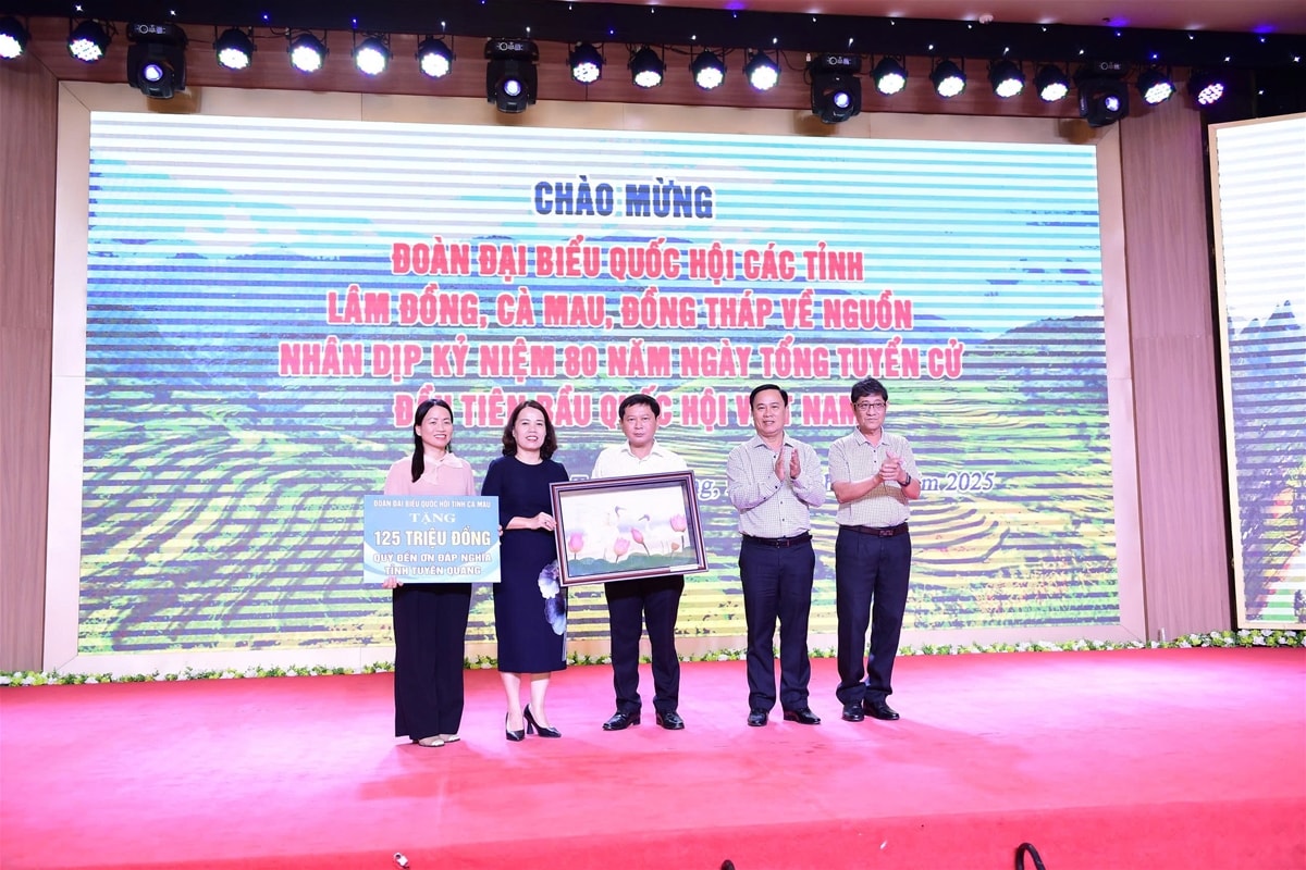 Đoàn ĐBQH Khóa XV tỉnh Cà Mau tặng Quỹ đền ơn đáp nghĩa tỉnh Tuyên Quang.