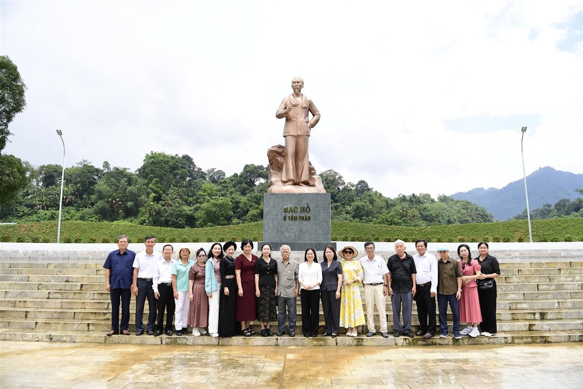 Đoàn ĐBQH tỉnh Gia Lai chụp ảnh lưu niệm tại tượng đài Bác Hồ ở Tân Trào.