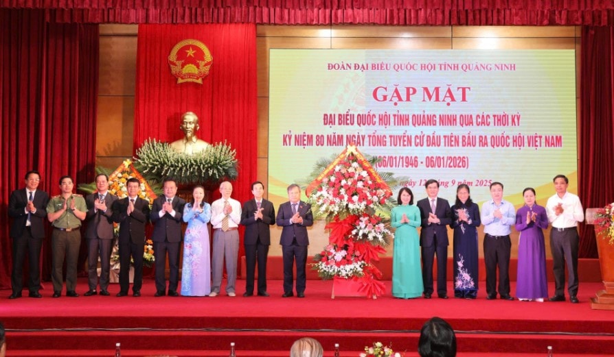 Lãnh đạo tỉnh tặng hoa chúc mừng Đoàn ĐBQH tỉnh Quảng Ninh qua các thời kỳ.