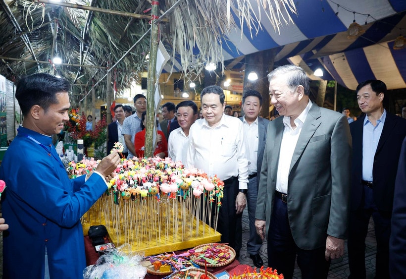 General Secretary To Lam, National Assembly Chairman Tran Thanh Man, Standing member of the Party Central Committee's Secretariat Tran Cam Tu and delegates visit an OCOP booth. (Photo: VNA)