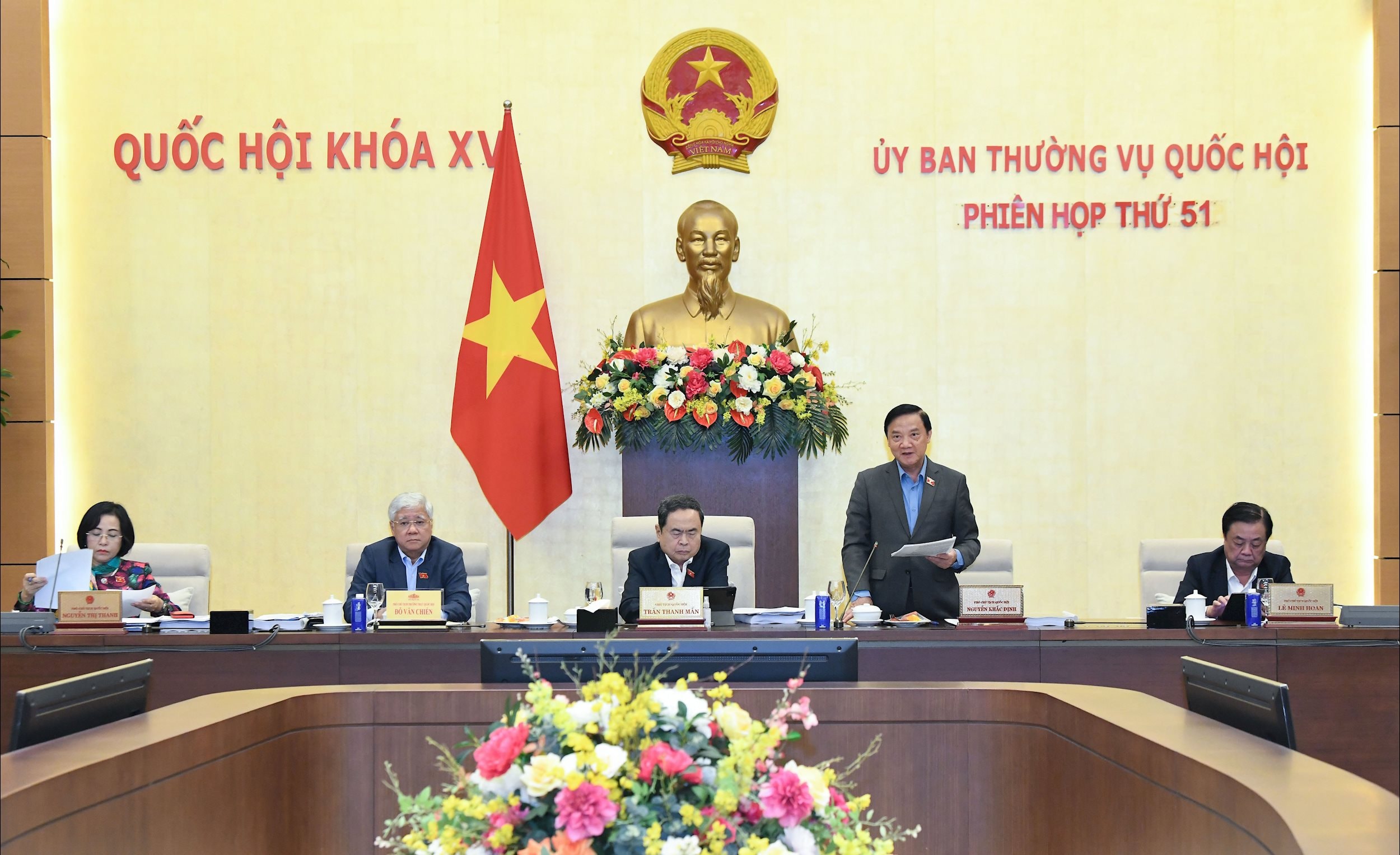 Phó chủ tịch QH Nguyễn Khắc Định phát biểu.2