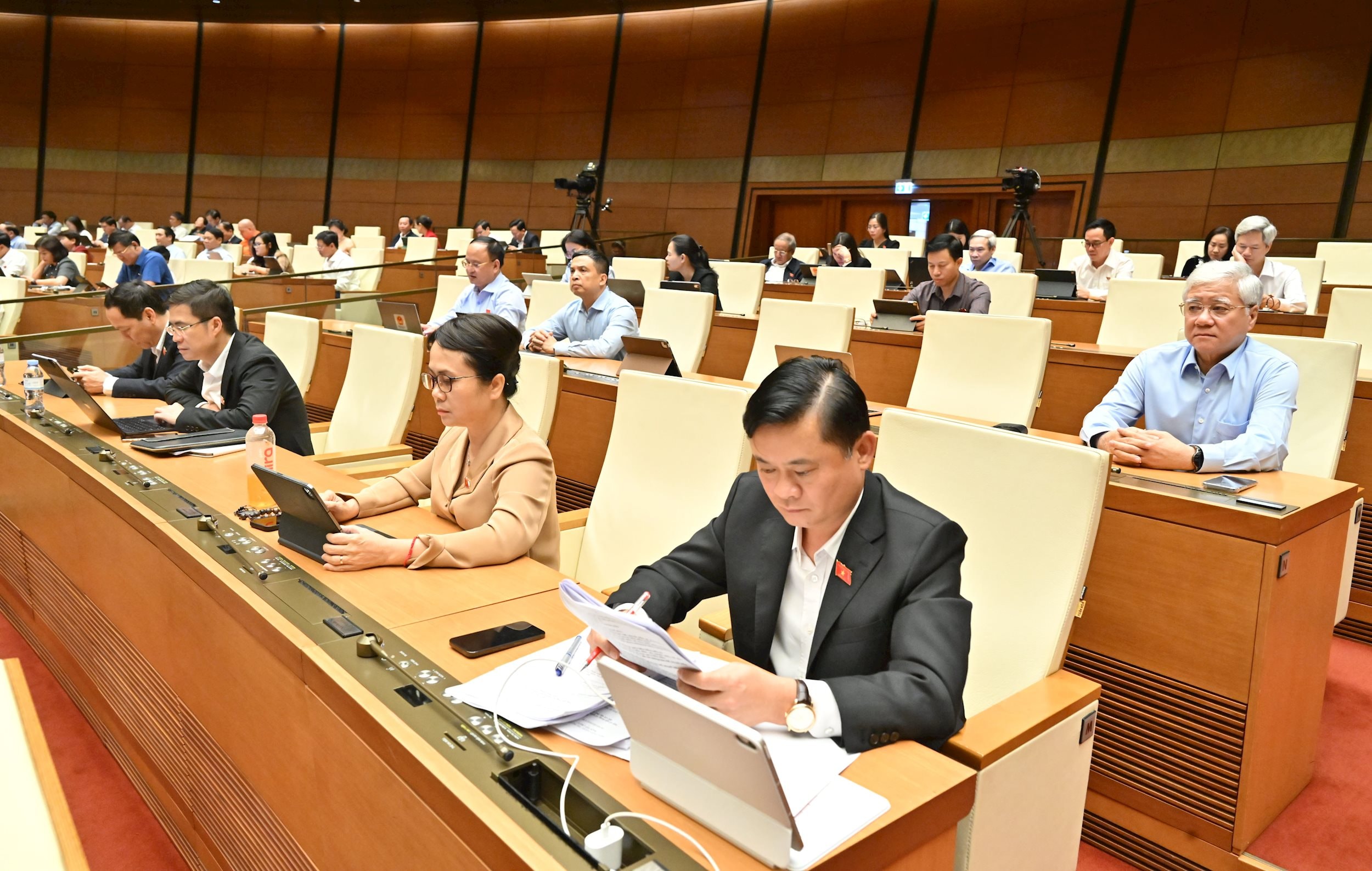 Phó Chủ tịch Quốc hội Đỗ Văn Chiến và các đại biểu tại phiên họpVQK_3016