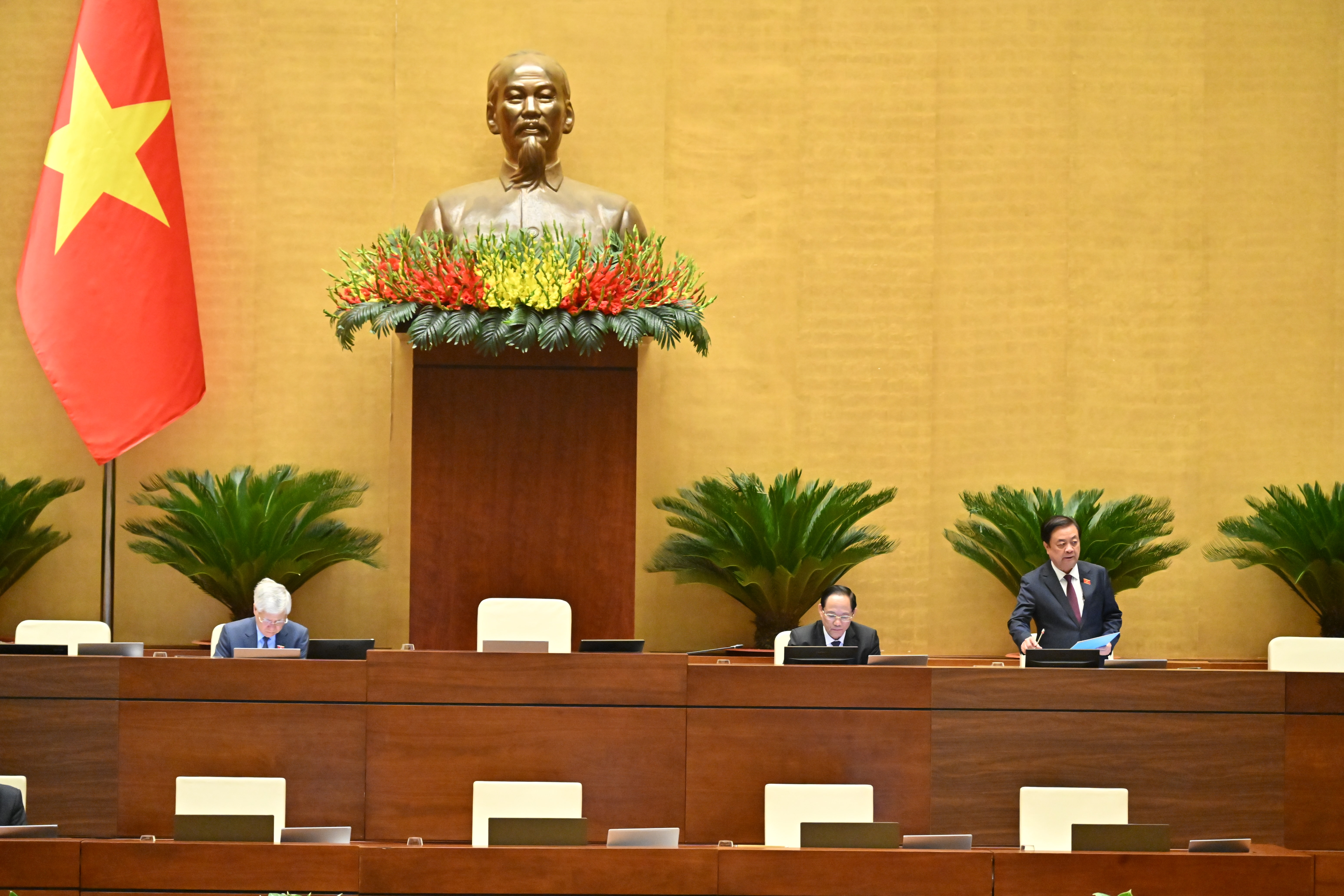 Phó Chủ tịch Quốc hội Lê Minh Hoan điều hành phiên họp