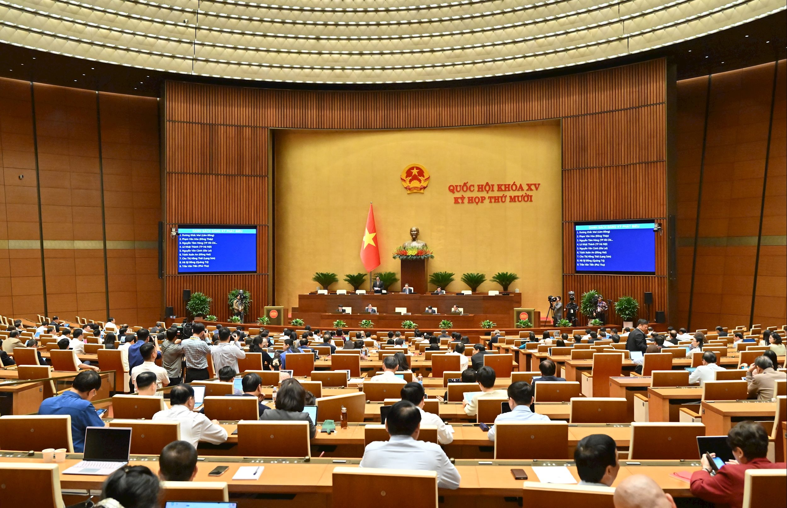 Phó Chủ tịch Quốc hội Trần Quang Phương điều hành phiên họpVQK_2999