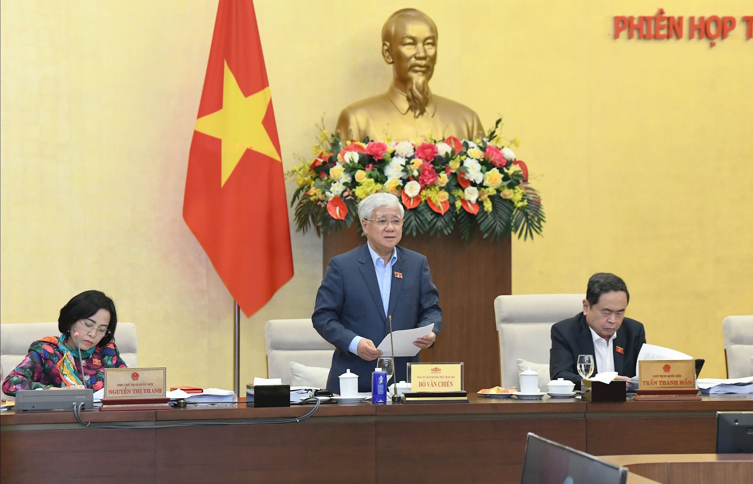 Phó chủ tịch thường trực QH Đỗ Văn Chiến phát biểu.1