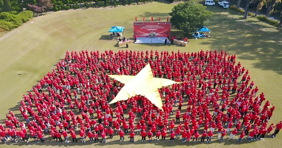 The festival’s most moving highlight is the moment when over 1,000 Vietnamese participants form a giant Vietnamese national flag. (Photo: VNA)