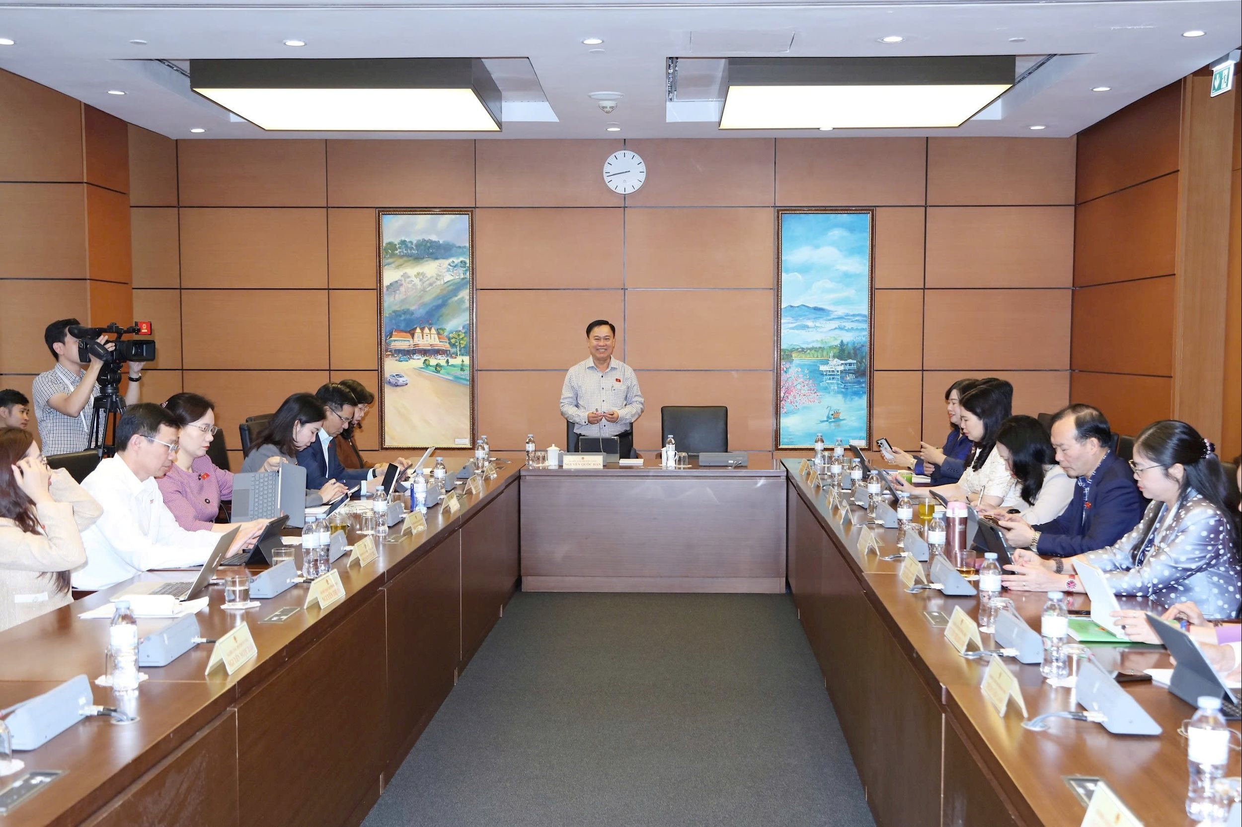 Scena sesiunii de discuții la Grupul 8