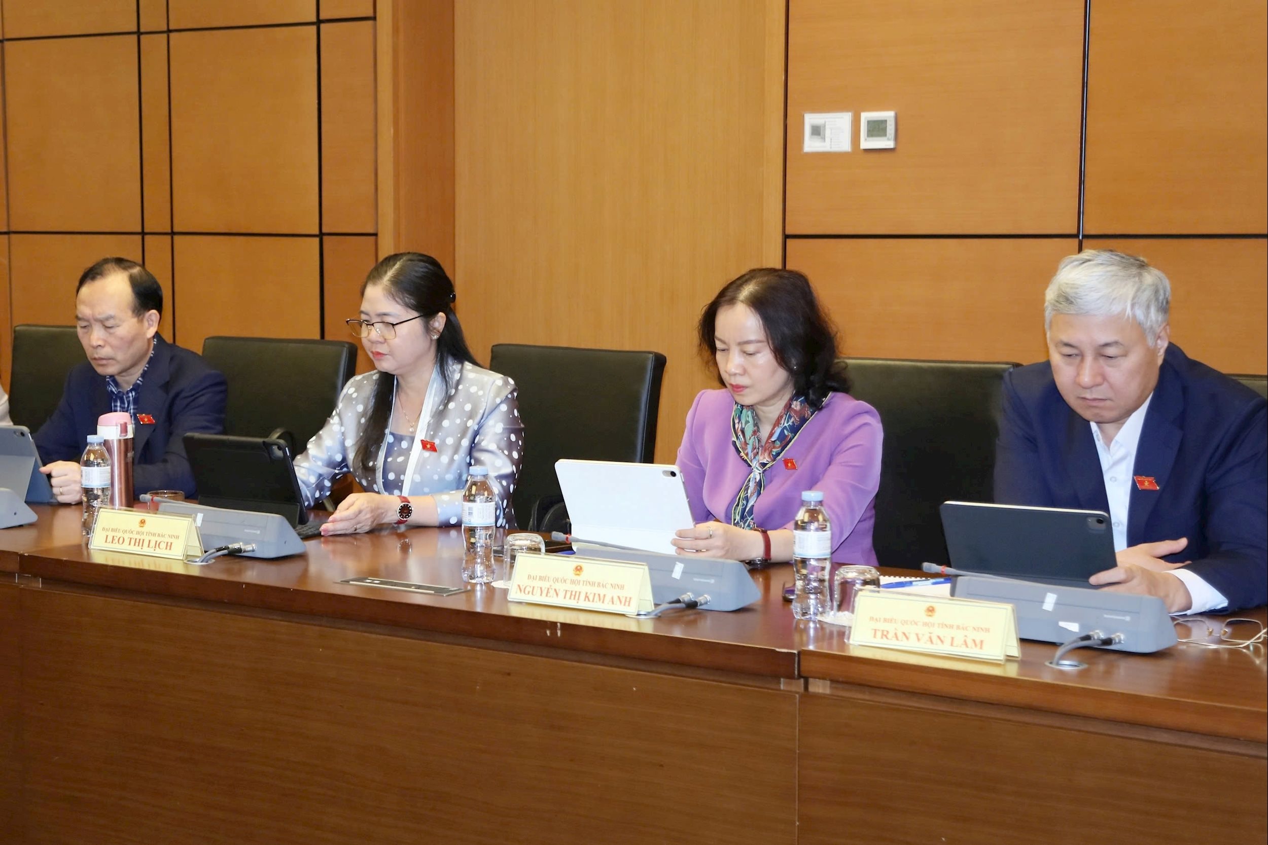 Delegații care participă la discuție