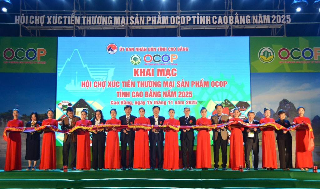 148941_le_cat_bang_khai_mac_hoi_cho_xuc_tien_thuong_mai_san_pham_ocop_tinh_cao_bang_nam_2025_05252615.jpg