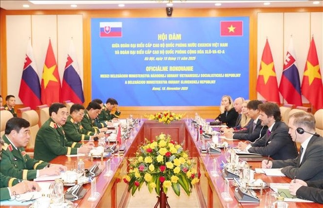 vna-potal-pho-thu-tuong-bo-truong-quoc-phong-slovakia-tham-chinh-thuc-viet-nam-stand.jpg
